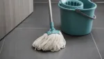 Wischmopp richtig auswringen: Techniken fuer weniger Wasser und bessere Putzleistung